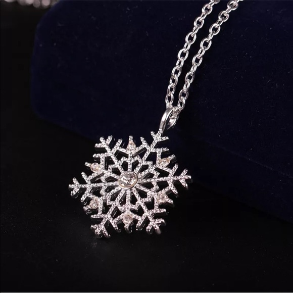 Jewelry - Silver Bling Snowflake Necklace